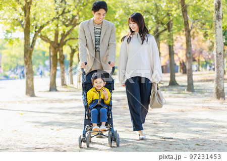 並木道を散歩する家族 並木道を散歩する家族 97231453