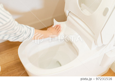 トイレを掃除する女性 トイレを掃除する女性 97231516