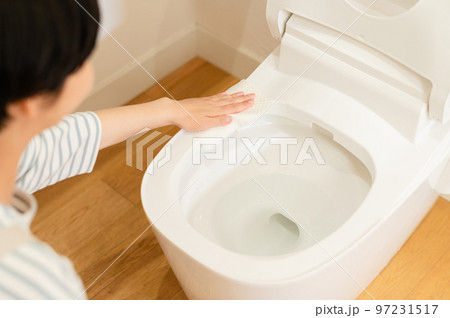 トイレを掃除する若い女性 97231517