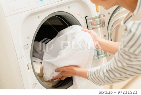 洗濯をする若い女性　パーツ 97231523