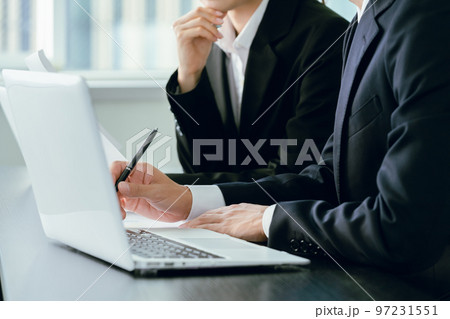 働くビジネスマンの手元 97231551