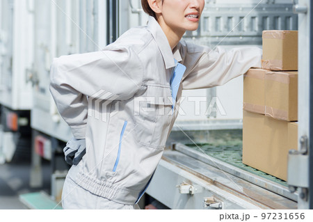 腰痛の女性作業員 97231656
