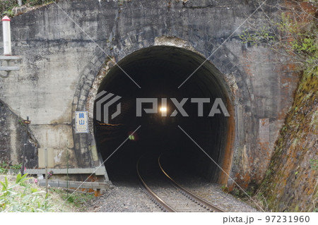 左沢線 鏡山トンネルを抜ける列車 97231960