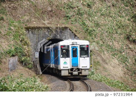 左沢線 楯山トンネルに向かうキハ101 左沢線 楯山トンネルに向かうキハ101 97231964