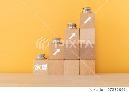 家賃と書かれたブロックとコイン 家賃と書かれたブロックとコイン 97232061