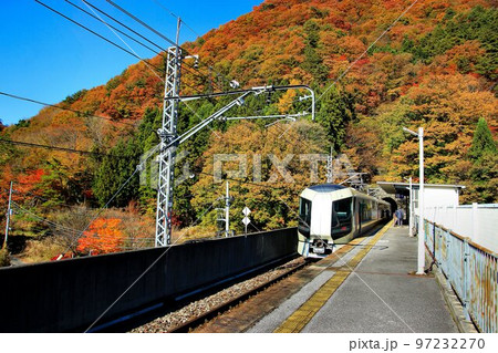 錦秋の天翔ける… 秋の川治温泉郷を『特急リバティ会津』が行く　東武鉄道・500系 97232270