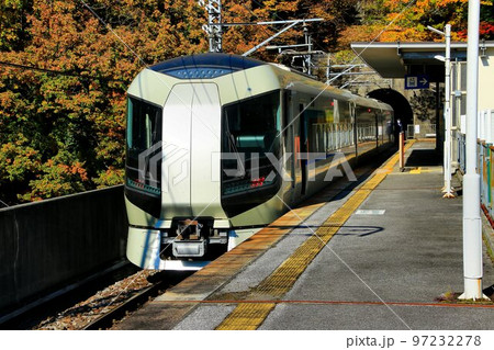 錦秋の天翔ける… 秋の川治温泉郷を『特急リバティ会津』が行く　東武鉄道・500系 97232278