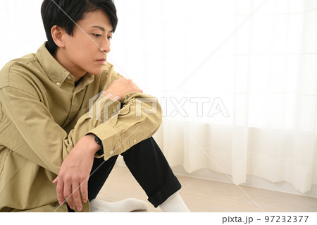部屋で床に座る男性 部屋で床に座る男性 97232377