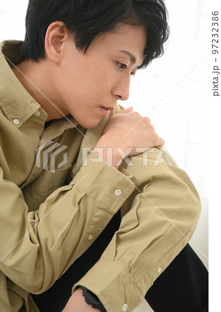 部屋で床に座る男性 部屋で床に座る男性 97232386