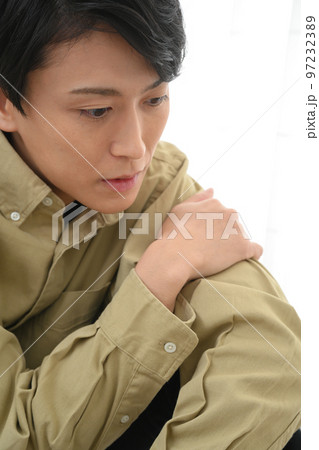 部屋で床に座る男性 部屋で床に座る男性 97232389