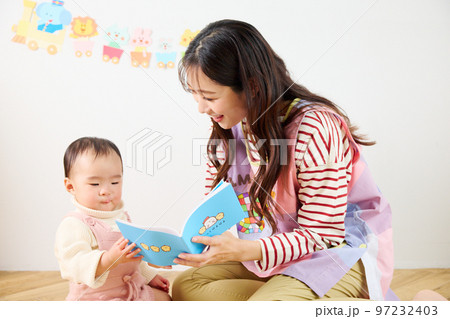 赤ちゃんと遊ぶ保育士 97232403