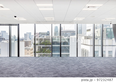 ガラス張りの会議室 97232487