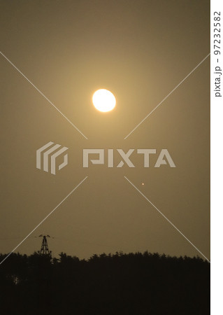 北杜市白州町、月齢16.7の月と接近した火星(月の右下) 北杜市白州町、月齢16.7の月と接近した火星(月の右下) 97232582