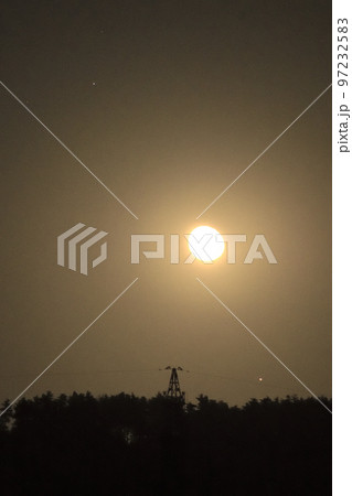 北杜市白州町、月齢16.7の月と接近した火星（月の右下） 97232583
