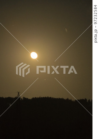 北杜市白州町、月齢16.7の月と接近した火星（月の右下） 97232584