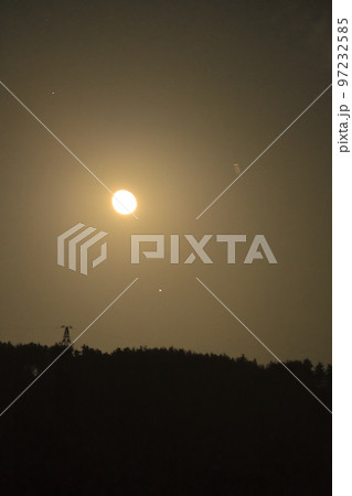 北杜市白州町、月齢16.7の月と接近した火星（月の右下） 97232585