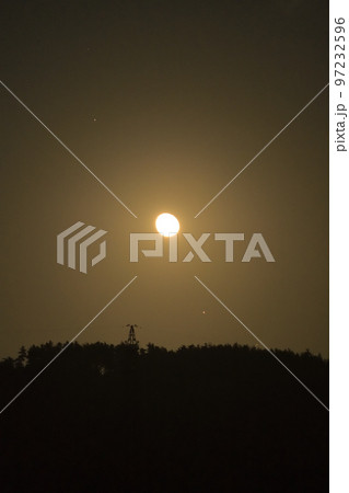 北杜市白州町、月齢16.7の月と接近した火星(月の右下) 北杜市白州町、月齢16.7の月と接近した火星(月の右下) 97232596