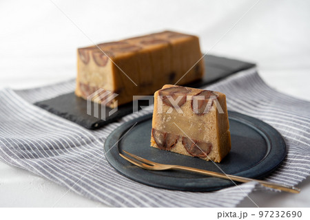 黒い皿に乗ったマロンテリーヌ 栗のテリーヌ 黒い皿に乗ったマロンテリーヌ 栗のテリーヌ 97232690