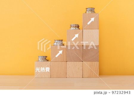 光熱費と書かれたブロックとコイン 97232943