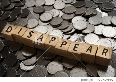 DISAPPEARと書かれたブロックとコイン 97232945