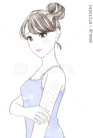 二の腕のぶつぶつに悩む女性 97233091
