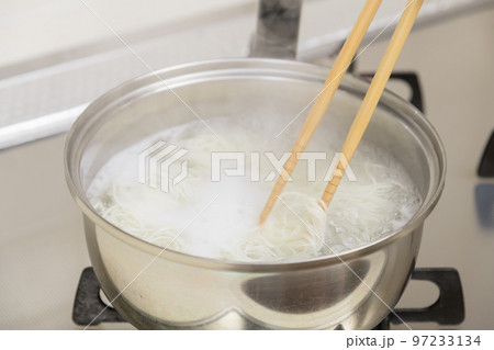 【菜箸を使って素麺を茹でる】 97233134