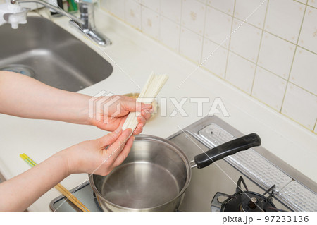 【ミドル主婦が菜箸を使って素麺を茹でる】 【ミドル主婦が菜箸を使って素麺を茹でる】 97233136