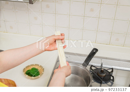 【ミドル主婦が素麺を茹でる】 【ミドル主婦が素麺を茹でる】 97233137