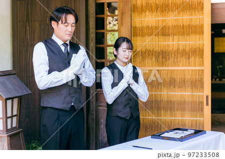 お葬式・告別式・お通夜の受付で挨拶するセレモニースタッフ・葬祭ディレクター・葬儀屋の男女 お葬式・告別式・お通夜の受付で挨拶するセレモニースタッフ・葬祭ディレクター・葬儀屋の男女 97233508