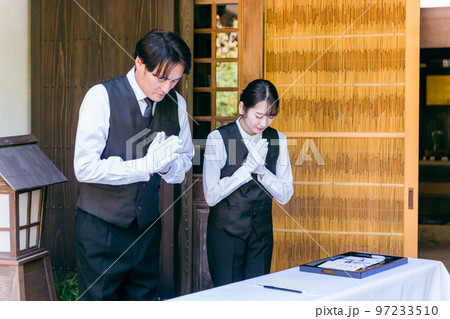 お葬式・告別式・お通夜の受付で挨拶するセレモニースタッフ・葬祭ディレクター・葬儀屋の男女 お葬式・告別式・お通夜の受付で挨拶するセレモニースタッフ・葬祭ディレクター・葬儀屋の男女 97233510