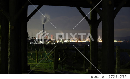 兵庫県姫路市の小赤壁展望台、遠くに見える高砂火力発電所や神戸製鋼加古川製鉄所、明石海峡大橋などの夜景 97234232