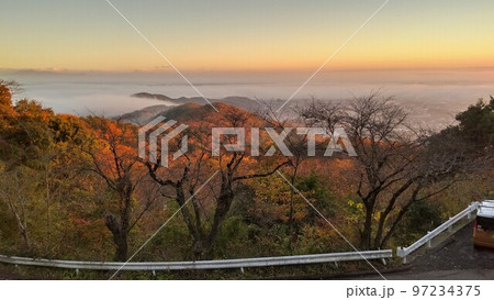 栃木県太平山から見る雲海と紅葉 栃木県太平山から見る雲海と紅葉 97234375