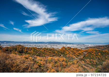 展望デッキから眺めた星のブランコと初冬の山　青い空　ほしだ園地 97234720