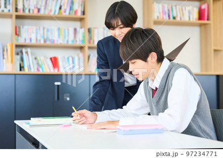 勉強する中学生 指導をする先生 高校受験 勉強する中学生 指導をする先生 高校受験 97234771