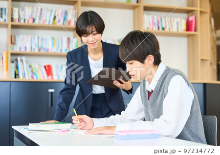 勉強する中学生 指導をする先生 高校受験 勉強する中学生 指導をする先生 高校受験 97234772