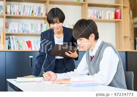 勉強する中学生 指導をする先生 高校受験 勉強する中学生 指導をする先生 高校受験 97234773