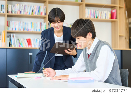 勉強する中学生　指導をする先生　高校受験　 97234774
