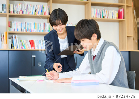 勉強する中学生　指導をする先生　高校受験　 97234778