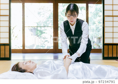 故人の手を組む湯灌師・納棺師・おくりびと・エンバーマーの日本人女性(エンゼルケア・清拭) 故人の手を組む湯灌師・納棺師・おくりびと・エンバーマーの日本人女性(エンゼルケア・清拭) 97234791