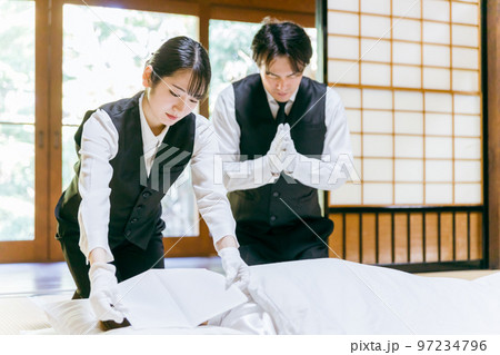 故人に手を合わせる湯灌師・納棺師・おくりびと・エンバーマー・セレモニースタッフの日本人男女 故人に手を合わせる湯灌師・納棺師・おくりびと・エンバーマー・セレモニースタッフの日本人男女 97234796