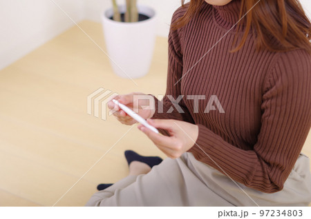 検査薬を見つめる女性 97234803