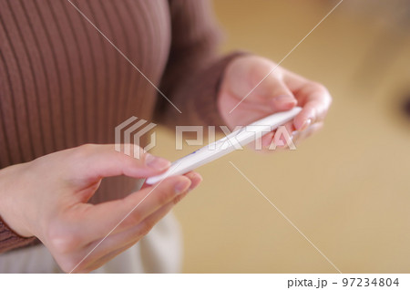 検査薬を見つめる女性 97234804