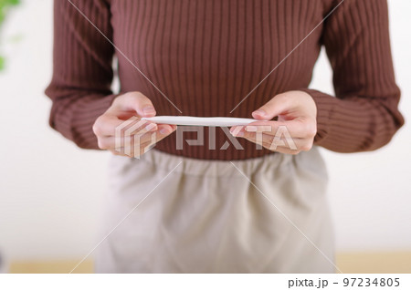検査薬を見つめる女性 97234805