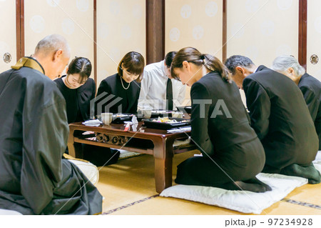僧侶と遺族の法事・お葬式シーン(食事) 僧侶と遺族の法事・お葬式シーン(食事) 97234928