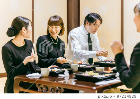 法事・お葬式・四十九日の食事シーン 法事・お葬式・四十九日の食事シーン 97234929