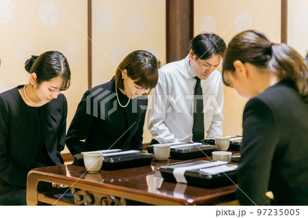 親族・遺族で集まった法事・お彼岸・お葬式の食事シーン 97235005