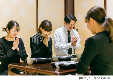 親族・遺族で集まった法事・お彼岸・お葬式の食事シーン（笑顔） 97235010