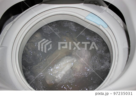 洗濯機 洗濯槽 槽内 洗濯中 衣類洗濯 家電 洗濯機 洗濯槽 槽内 洗濯中 衣類洗濯 家電 97235031