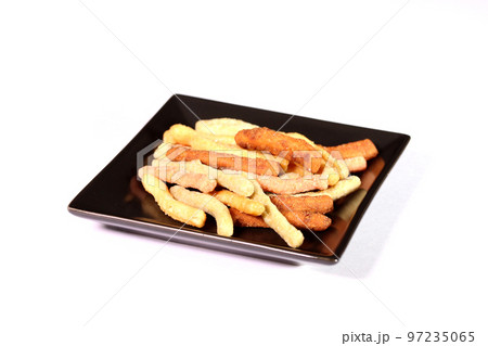 皿に盛ったミックスかりんとう 97235065
