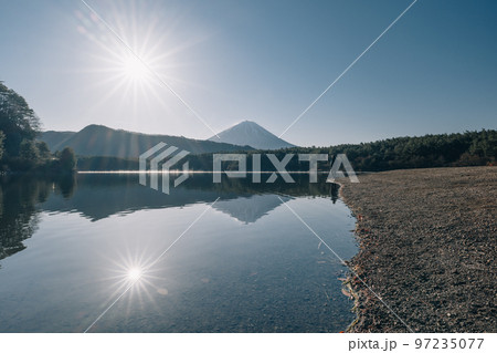 富士山と西湖の自然風景【山梨県】 富士山と西湖の自然風景【山梨県】 97235077